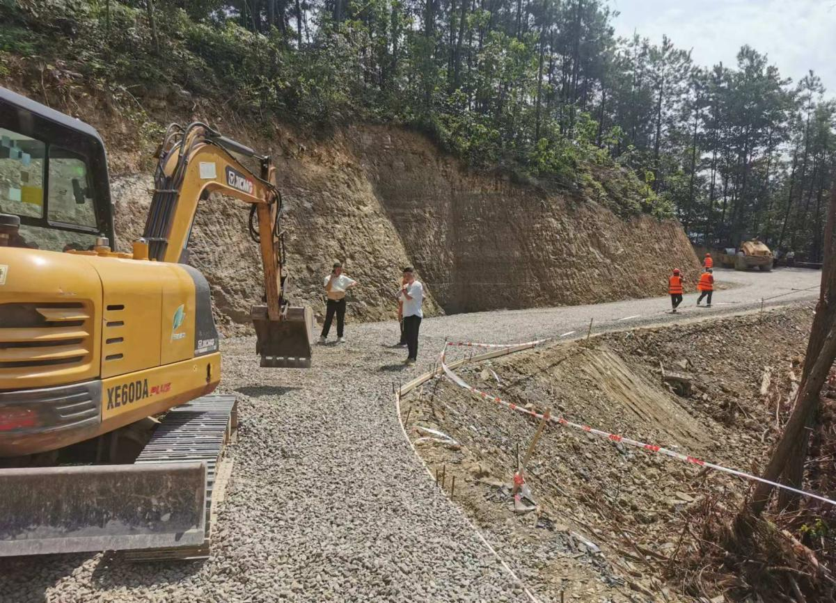 森林防火应急道路建设项目泥结碎石路面试验段顺利铺设